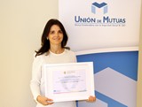 <div class=lightGallery-captions><p>La directora adjunta de Unión de Mutuas, Teresa Blasco, muestra el título de Embajador de la Excelencia Europea 2020 por haber obtenido más de 600 puntosen la última evaluación EFQM</p><p></p><h4>Material cedido por 267 - UNION DE MUTUAS</h4><span>2020</span></div>